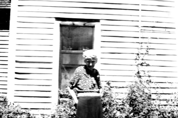 Ida May Dawley abt 1930 in front of homestead lge